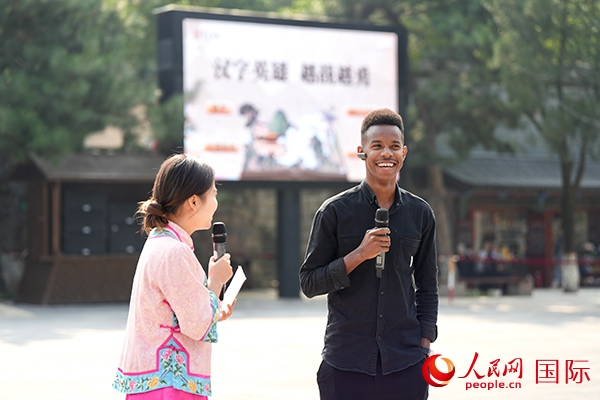 選手王安（乍得）挑戰(zhàn)“漢字英雄·越戰(zhàn)越勇”游戲。人民網(wǎng) 盧鵬宇攝