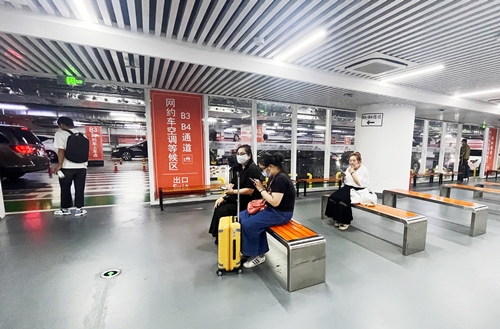 旅客在網(wǎng)約車空調(diào)等候區(qū)等候網(wǎng)約車。人民網(wǎng)記者 喬雪峰攝