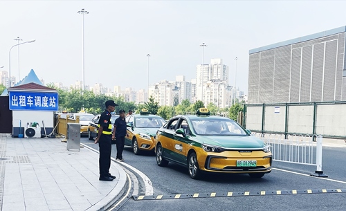 北京南站實(shí)施出租車北廣場落客分流，實(shí)現(xiàn)“落、接”兩用。人民網(wǎng)記者 喬雪峰攝