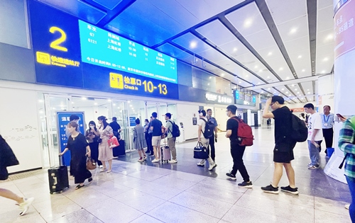 在快速進(jìn)站廳前排隊(duì)等待檢票的旅客。人民網(wǎng)記者 喬雪峰攝