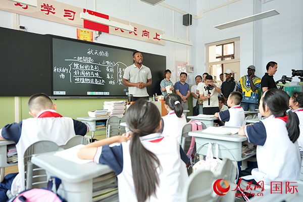 來(lái)自尼日利亞的李昊瑞在表演繞口令。人民網(wǎng) 盧鵬宇攝