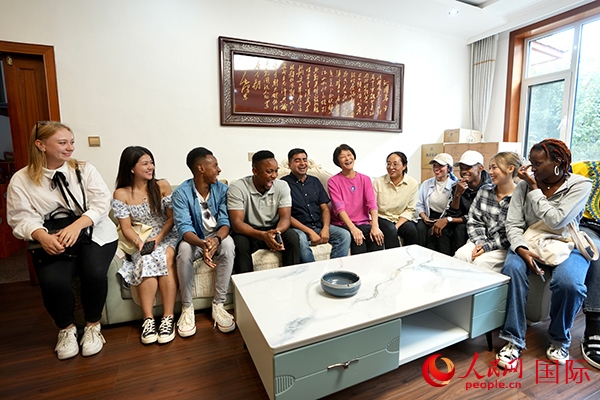 選手們?cè)诖迕裢跣×艏抑凶隹?。人民網(wǎng) 盧鵬宇攝