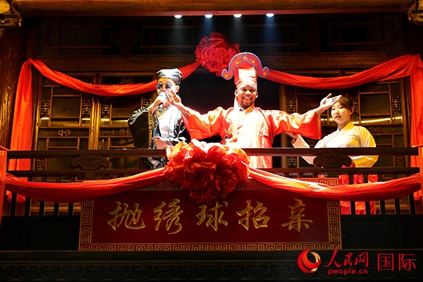 拋繡球。人民網(wǎng) 盧鵬宇攝