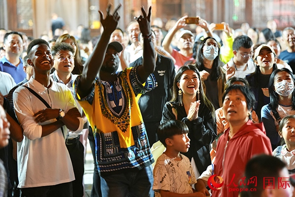 選手體驗(yàn)古城巡游。人民網(wǎng) 盧鵬宇攝