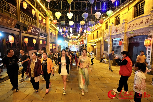 選手體驗(yàn)古城巡游。人民網(wǎng) 盧鵬宇攝