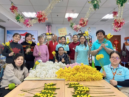唐占鑫帶領(lǐng)團隊為2022年北京冬奧會和冬殘奧會制作頒獎花束。受訪者供圖