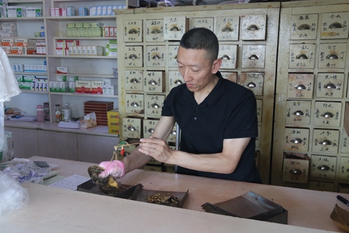 馬啟紅為病患精心配藥。受訪者供圖