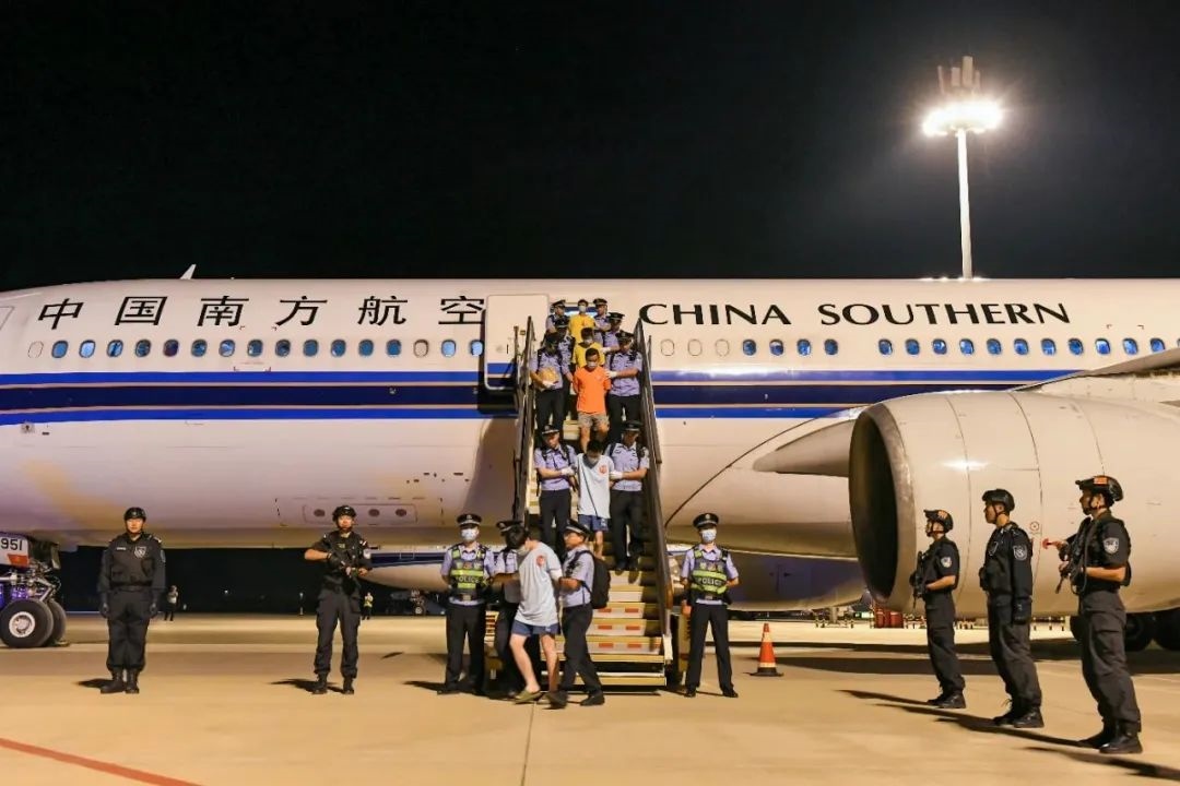 153名實(shí)施跨境裸聊敲詐的犯罪嫌疑人從印度尼西亞被押解回國(guó)。公安部供圖