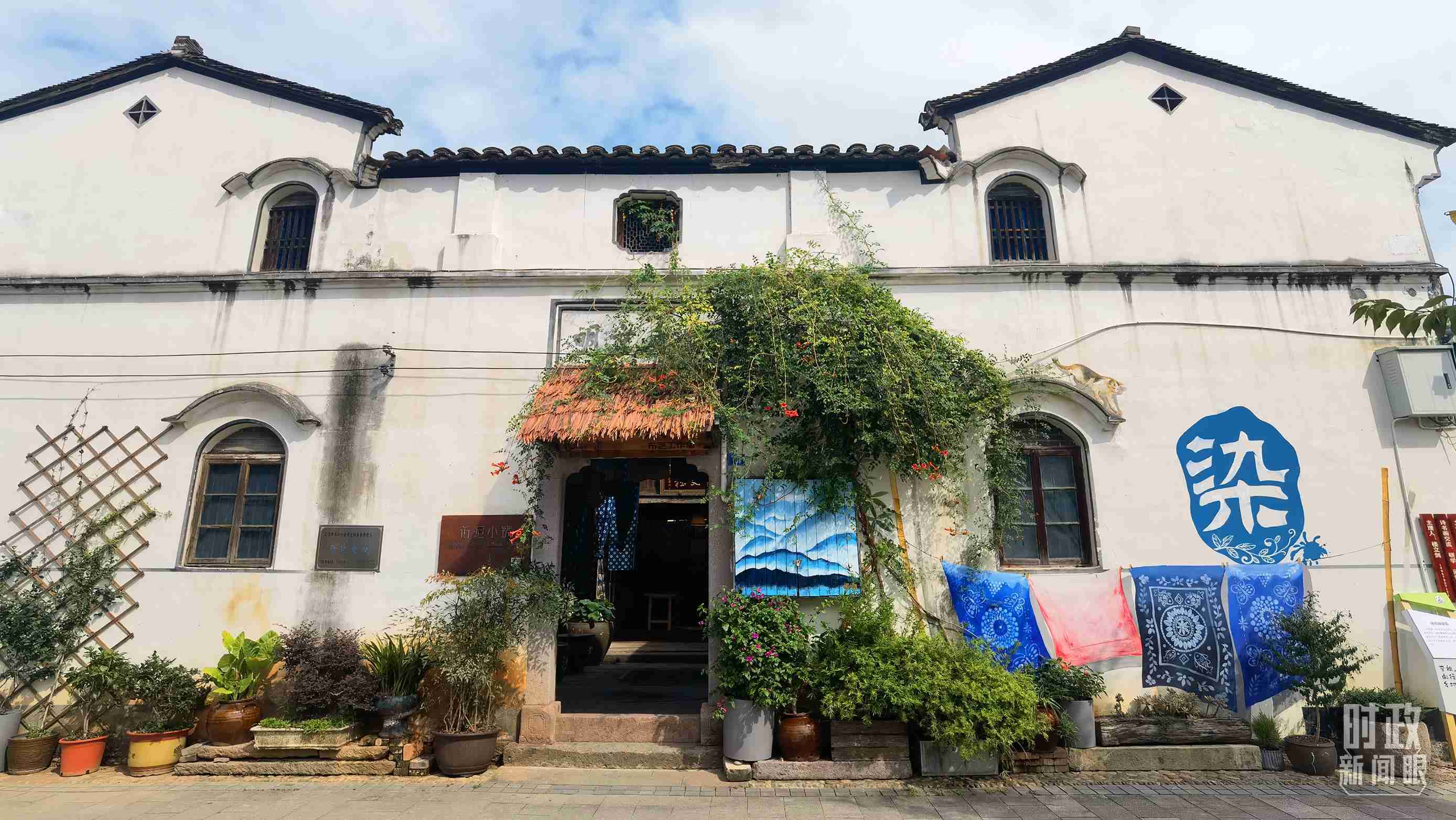 △李祖村的藝術(shù)染坊。（總臺(tái)央視記者周志國(guó)拍攝）