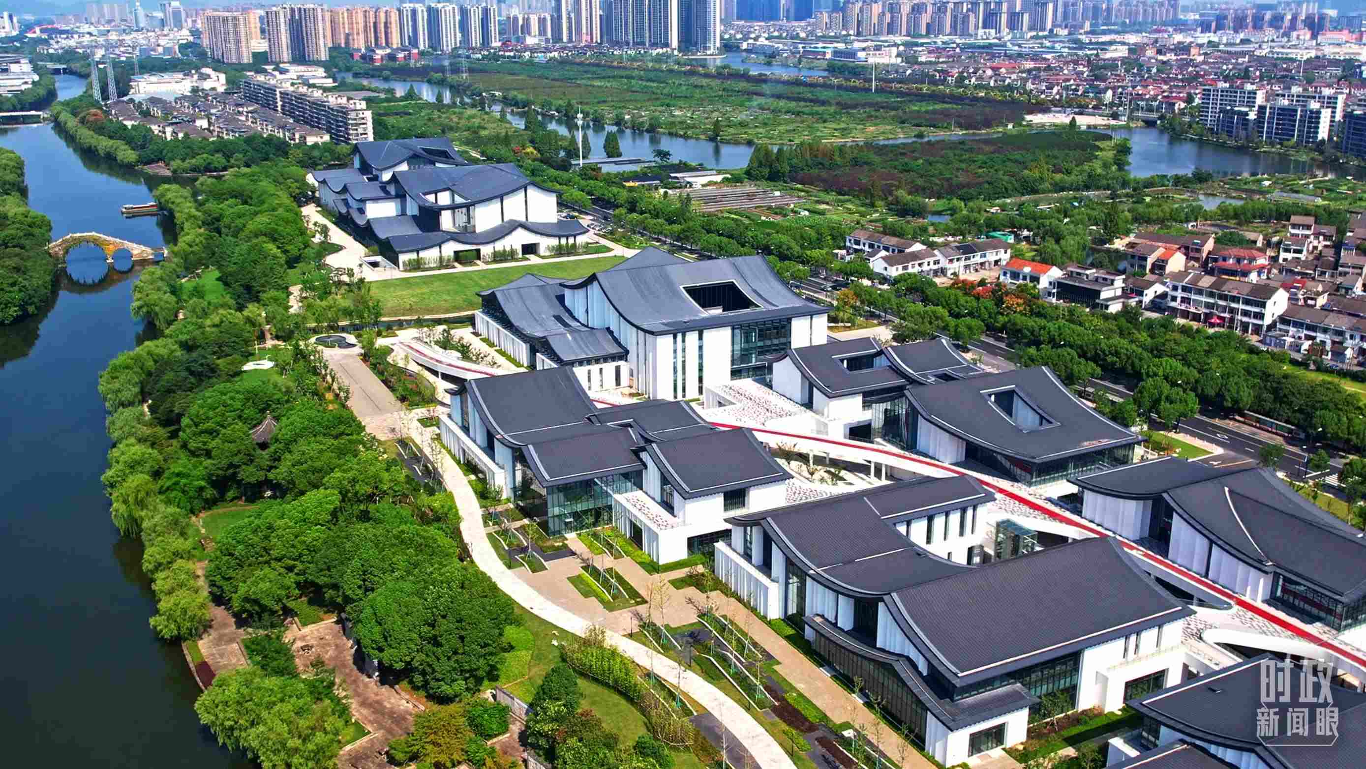 △臨河而建的浙東運(yùn)河文化園。（總臺(tái)央視記者范凱拍攝）