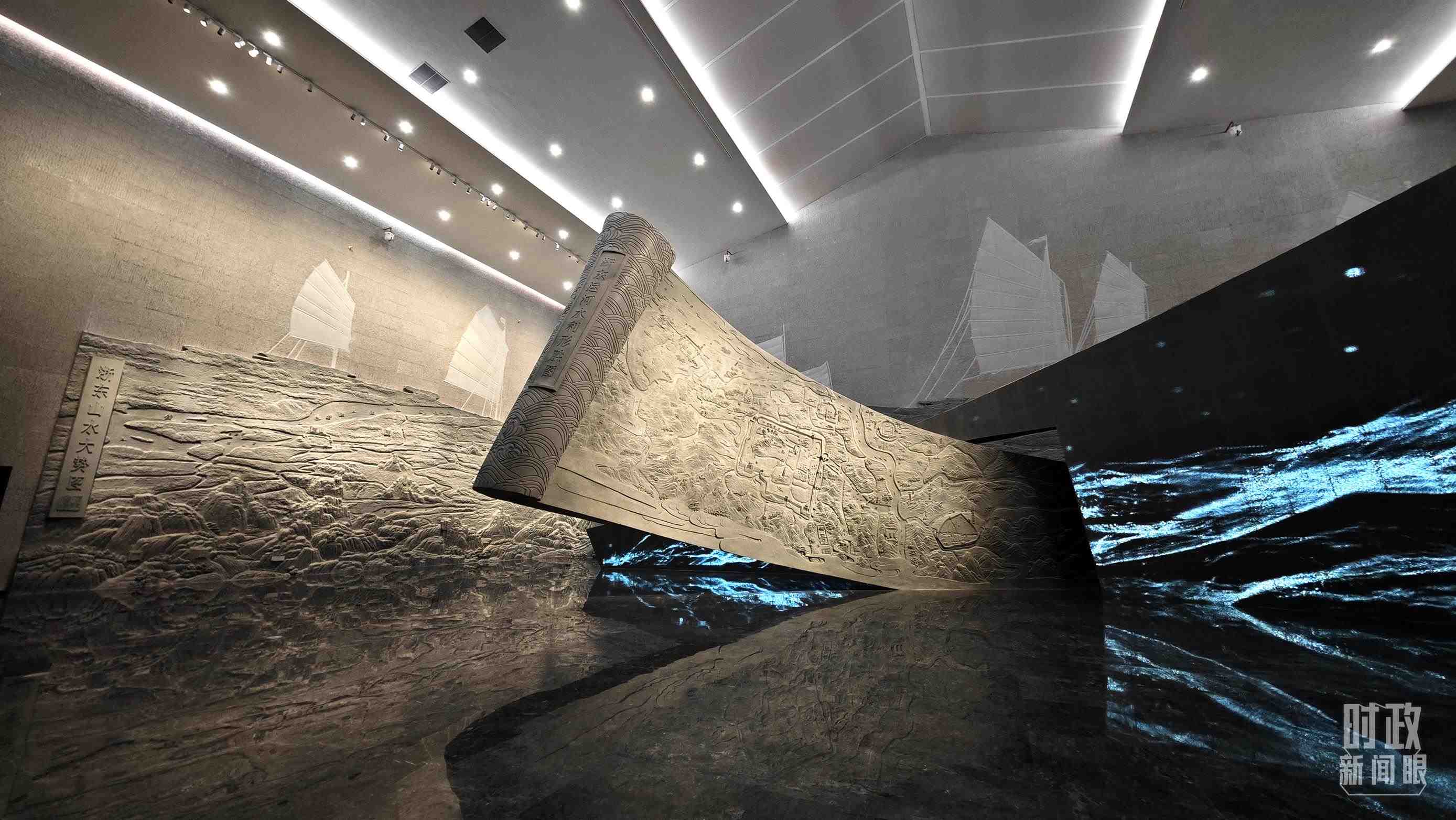 △博物館內(nèi)的《浙東運(yùn)河水利形勝圖》《浙東山水大勢(shì)圖》浮雕。（總臺(tái)央視記者彭漢明拍攝）