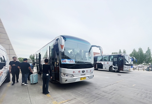 旅客準(zhǔn)備乘坐免費(fèi)擺渡車前往正定機(jī)場。人民網(wǎng)記者 喬雪峰攝