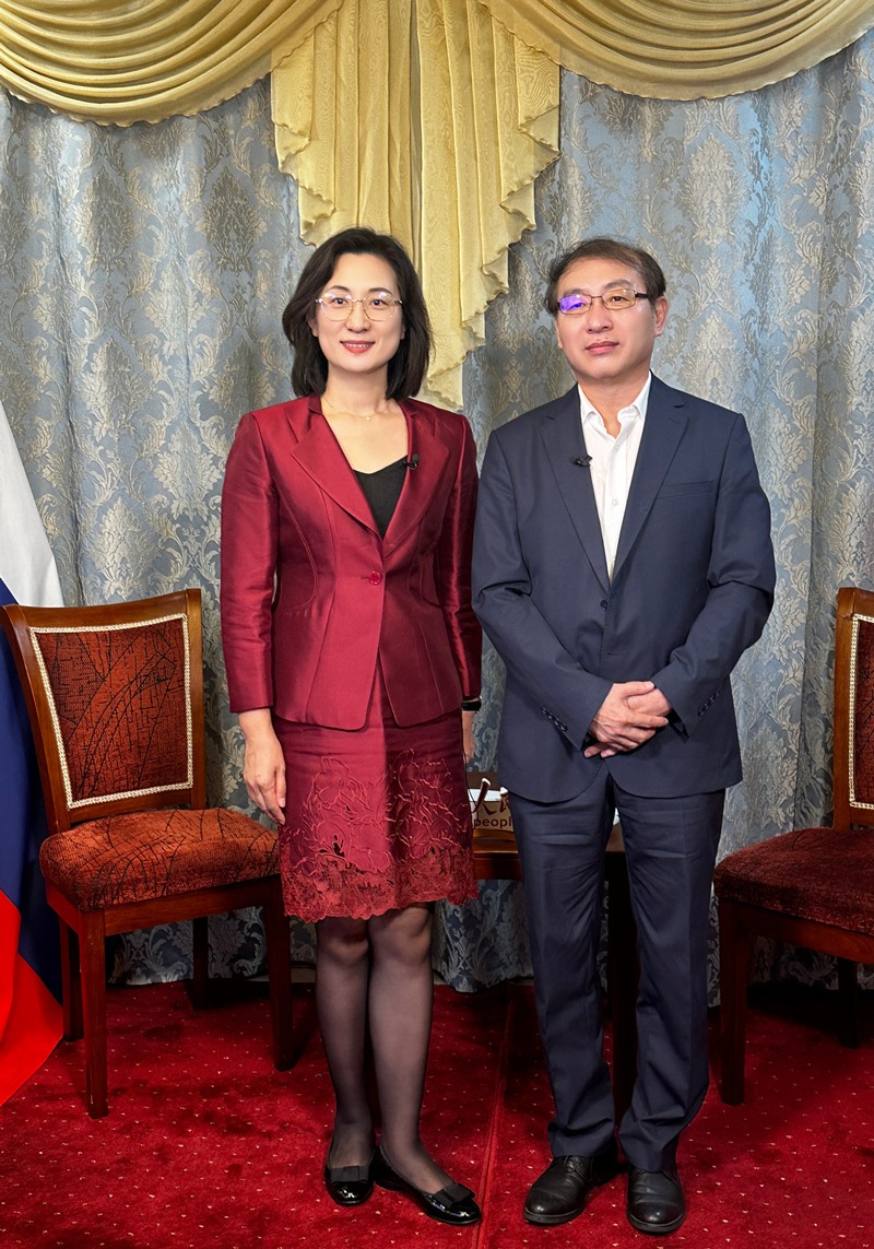 人民網黨委委員、副總編輯孫海峰（左一）專訪崔少純總領事。人民網記者 馬天翼攝