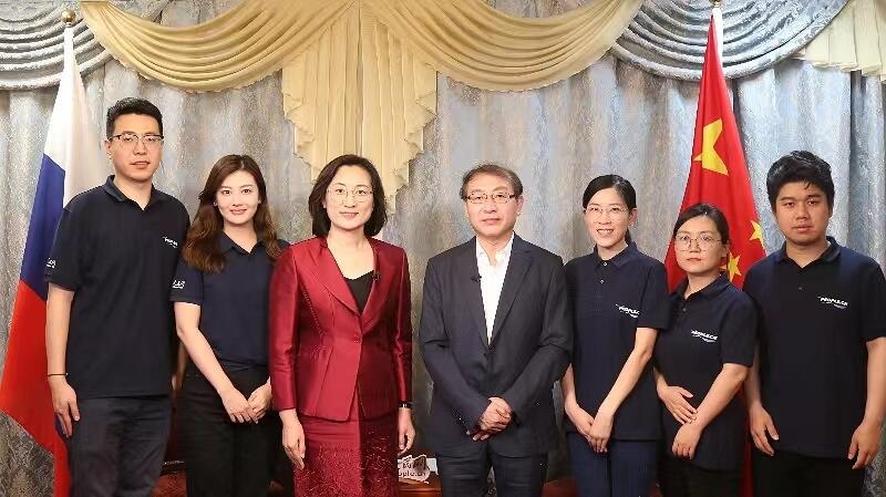 中國駐葉卡捷琳堡總領事崔少純與人民網采訪組合影。