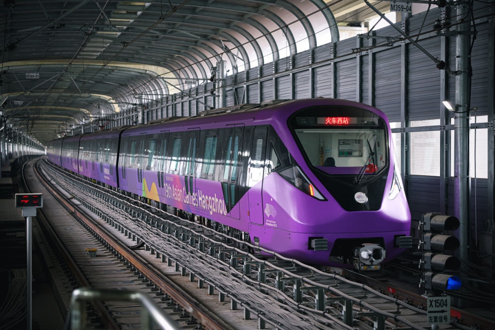 從杭州火車西站出發(fā)，地鐵19號(hào)線貫穿杭州火車東站、杭州蕭山機(jī)場，“亞運(yùn)號(hào)”地鐵專列運(yùn)行在這條線路上。