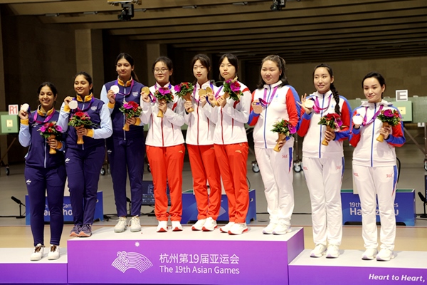 9月24日，杭州亞運會射擊女子10米氣步槍團體賽頒獎儀式。人民網(wǎng)記者 胡雪蓉攝