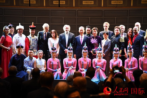中國駐瑞典大使崔愛民夫婦與演職人員及部分來賓合影留念。人民網(wǎng)記者 殷淼攝