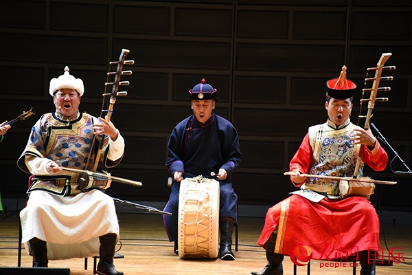 內(nèi)蒙古藝術劇院表演的《草原頌》劇照。人民網(wǎng)記者 殷淼攝