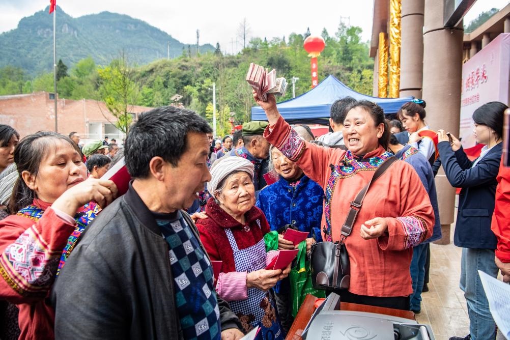4月13日，在華溪村第五屆分紅大會(huì)上，村民在排隊(duì)領(lǐng)取分紅。新華社記者 唐奕 攝