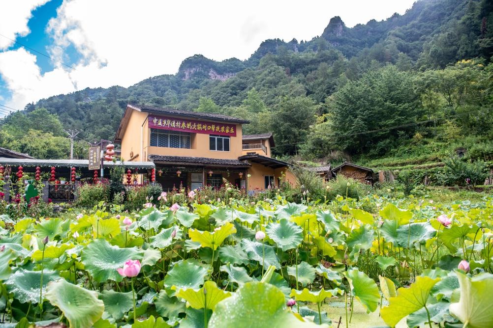 這是8月28日拍攝的華溪村村民開(kāi)設(shè)的農(nóng)家樂(lè)外景。新華社記者 唐奕 攝