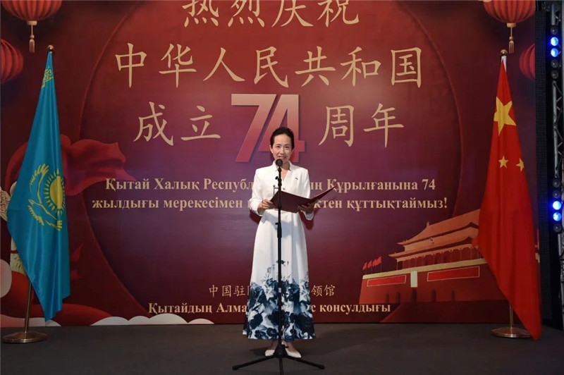 圖為蔣薇總領(lǐng)事致辭。駐阿拉木圖總領(lǐng)館供圖