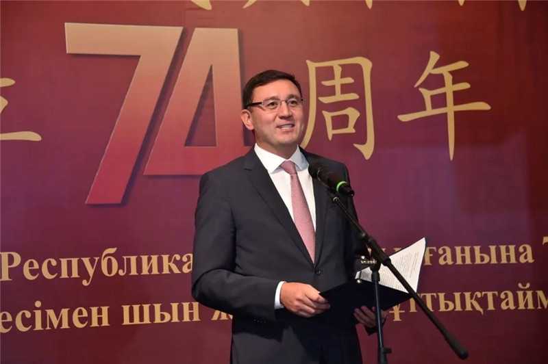 圖為哈外交部駐阿市代表布列格諾夫致辭。駐阿拉木圖總領(lǐng)館供圖