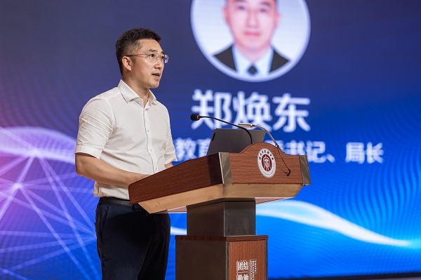  溫州市教育局黨委書記、局長(zhǎng)鄭煥東講話。溫州市教育局供圖