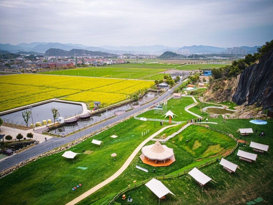  浙江省諸暨市楓橋鎮(zhèn)杜黃新村用廢棄礦山改造的露營旅游地（2023年3月29日攝）。