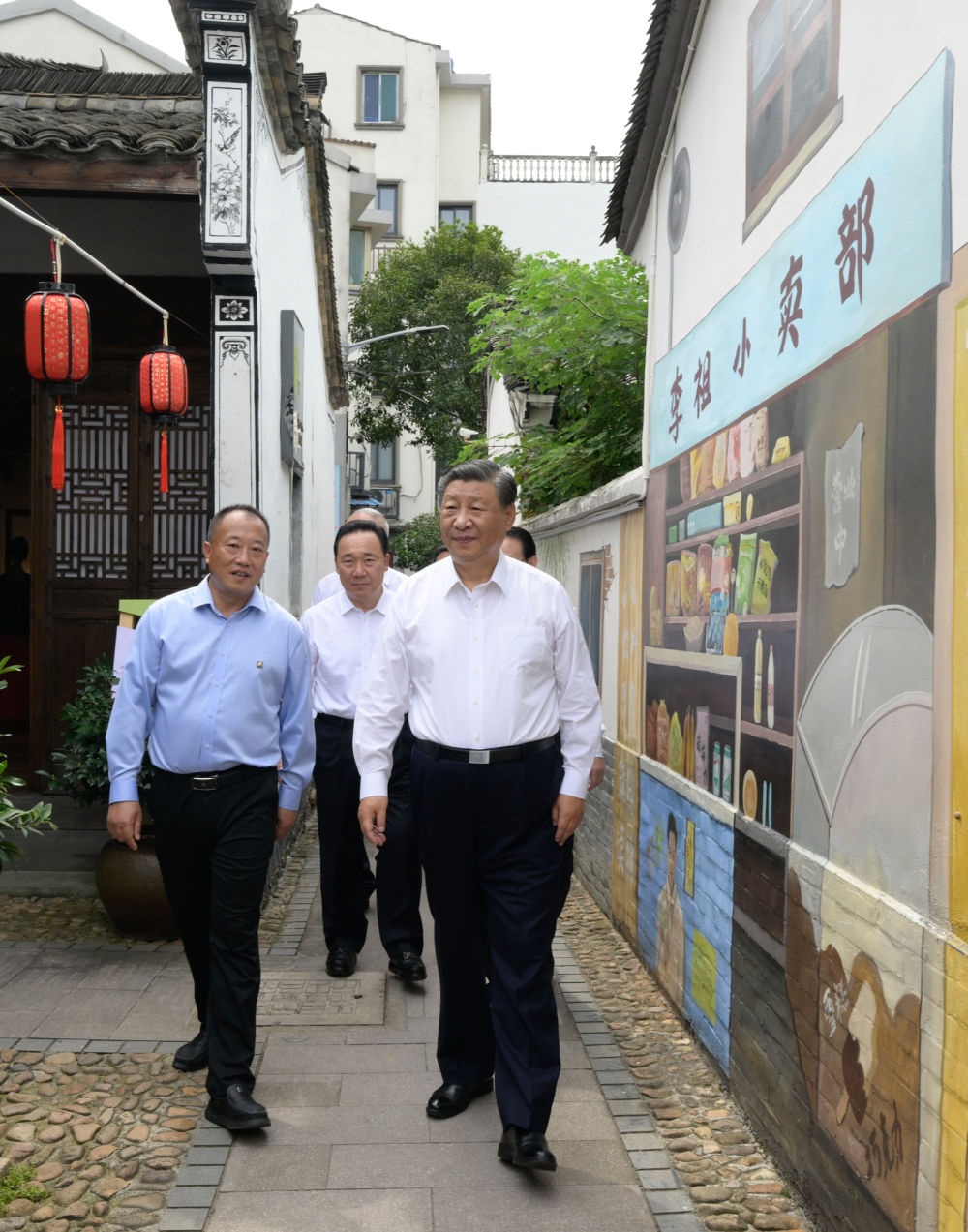 20日上午，習近平在金華市義烏市后宅街道李祖村考察。