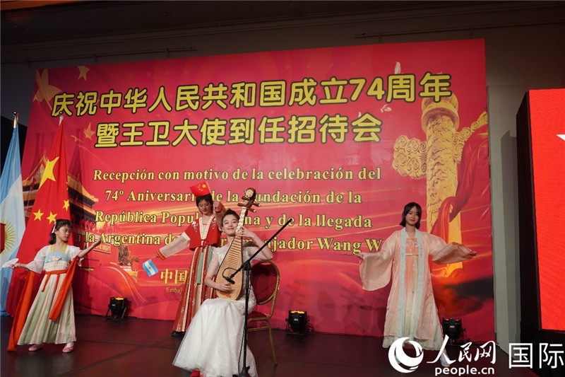 圖為招待會現(xiàn)場中國傳統(tǒng)樂器演奏和舞蹈展示。人民網(wǎng)記者 許放攝