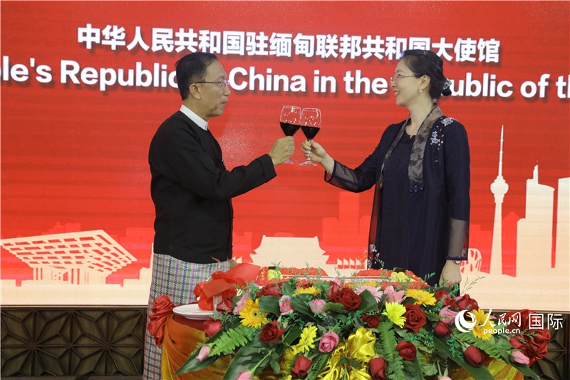 圖為曹靜臨時代辦與溫欣副總理祝酒。人民網(wǎng)記者 謝佳君攝