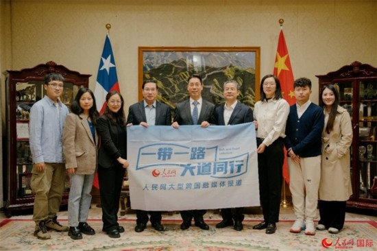 牛清報大使（中）與人民網(wǎng)、人民日報社記者合影。 人民網(wǎng)記者 張若涵攝