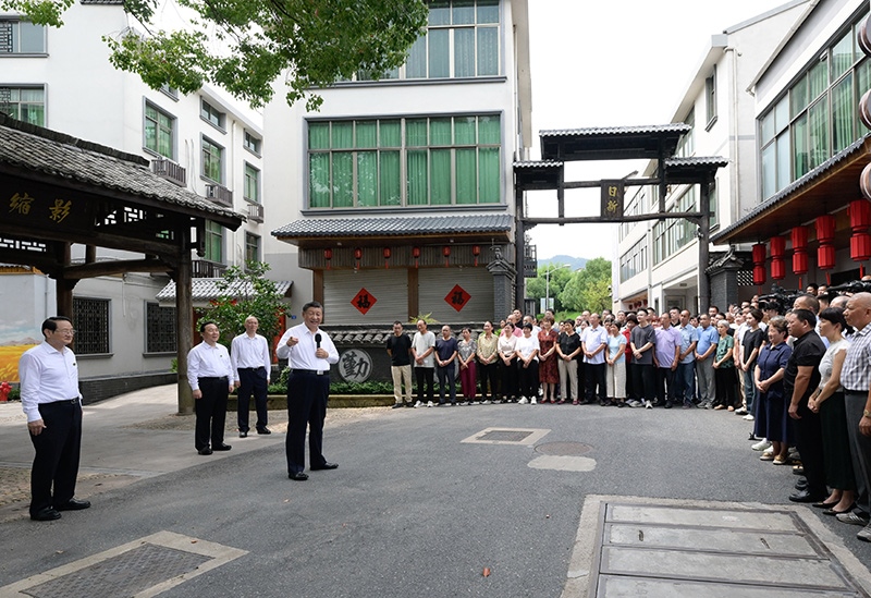 2023年9月20日，習(xí)近平在浙江省金華市義烏市后宅街道李祖村考察時(shí)，同群眾親切交流。