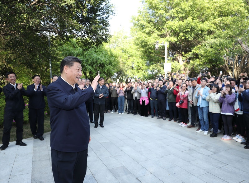 2021年3月24日，習(xí)近平在福建省福州市福山郊野公園考察時(shí)，向市民們招手致意。