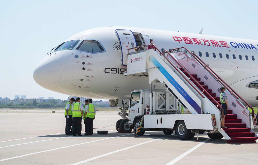 在上海虹橋國際機場停機坪拍攝的C919飛機（5月28日攝）。新華社記者 丁汀 攝