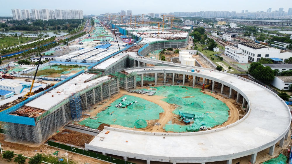 9月9日拍攝的?？谛潞８酆湍细邸岸€口岸”（貨運）集中查驗場所建設(shè)項目（無人機照片）。該項目是海南自貿(mào)港封關(guān)運作重點項目。新華社記者 楊冠宇 攝