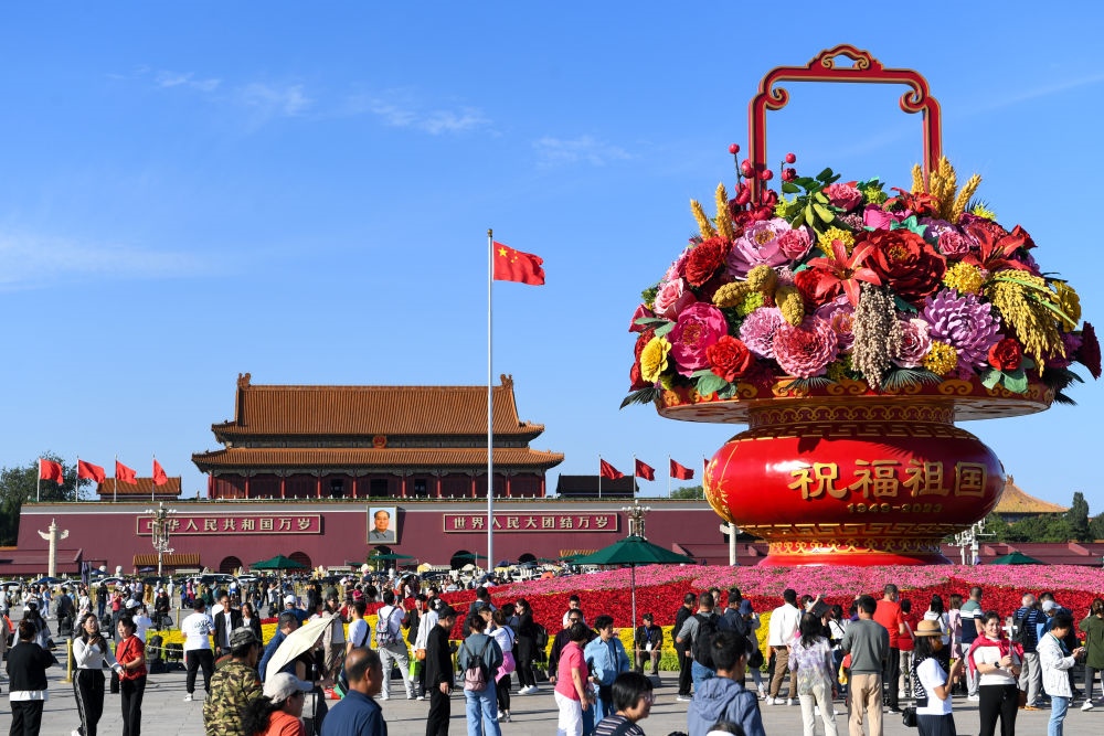 9月27日，市民游客在天安門廣場參觀“祝福祖國”巨型花籃。新華社記者 鞠煥宗 攝