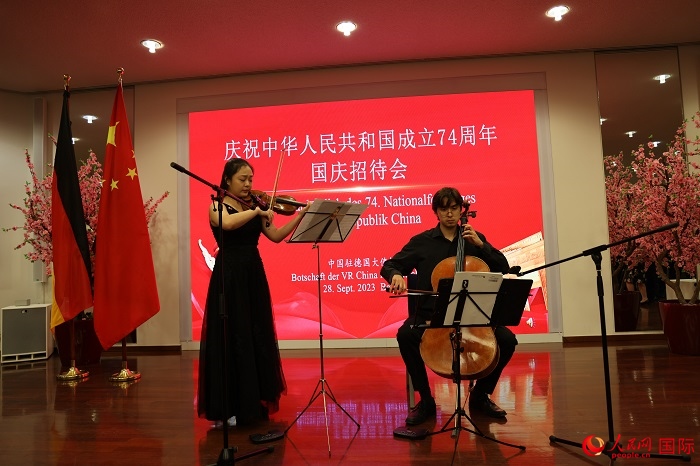 青年音樂(lè)家為來(lái)賓們現(xiàn)場(chǎng)演奏《我和我的祖國(guó)》。人民網(wǎng)記者 劉仲華攝