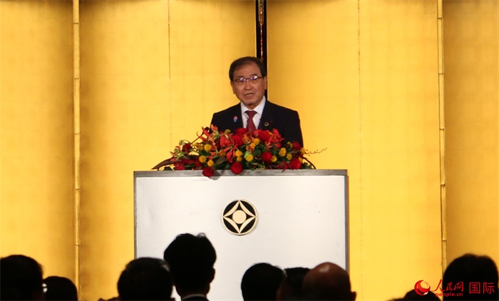 日本經(jīng)濟(jì)團(tuán)體聯(lián)合會(huì)會(huì)長(zhǎng)十倉(cāng)雅和發(fā)表致辭。人民網(wǎng) 許可攝