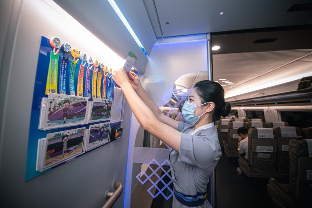 2023年9月16日，復(fù)興號亞運(yùn)智能動車組列車正式載客運(yùn)營。新華社記者 江漢 攝