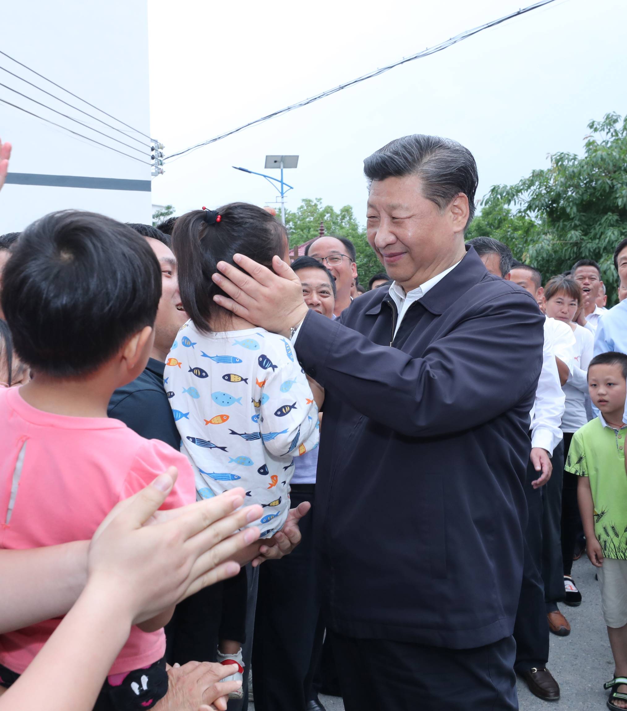 2019年5月20日，中共中央總書記、國家主席、中央軍委主席習(xí)近平深入贛南老區(qū)考察調(diào)研。這是習(xí)近平來到贛州市于都縣梓山鎮(zhèn)潭頭村親切看望老區(qū)群眾。新華社記者 鞠鵬 攝