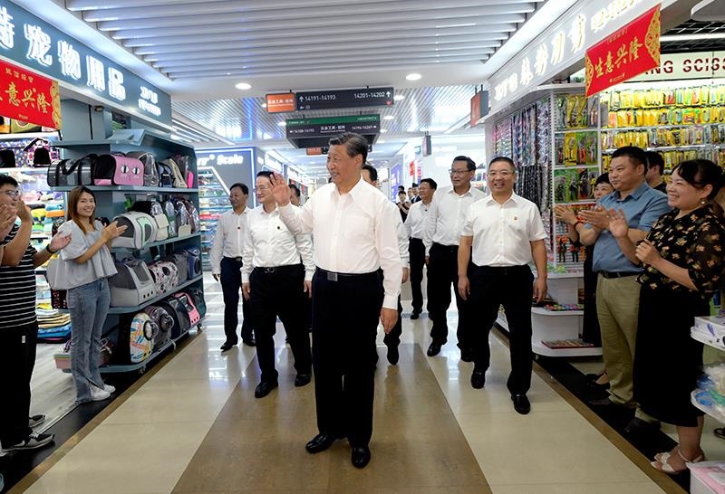 △2023年9月20日，習(xí)近平總書記在浙江義烏國(guó)際商貿(mào)城考察時(shí)，同商戶親切交流。