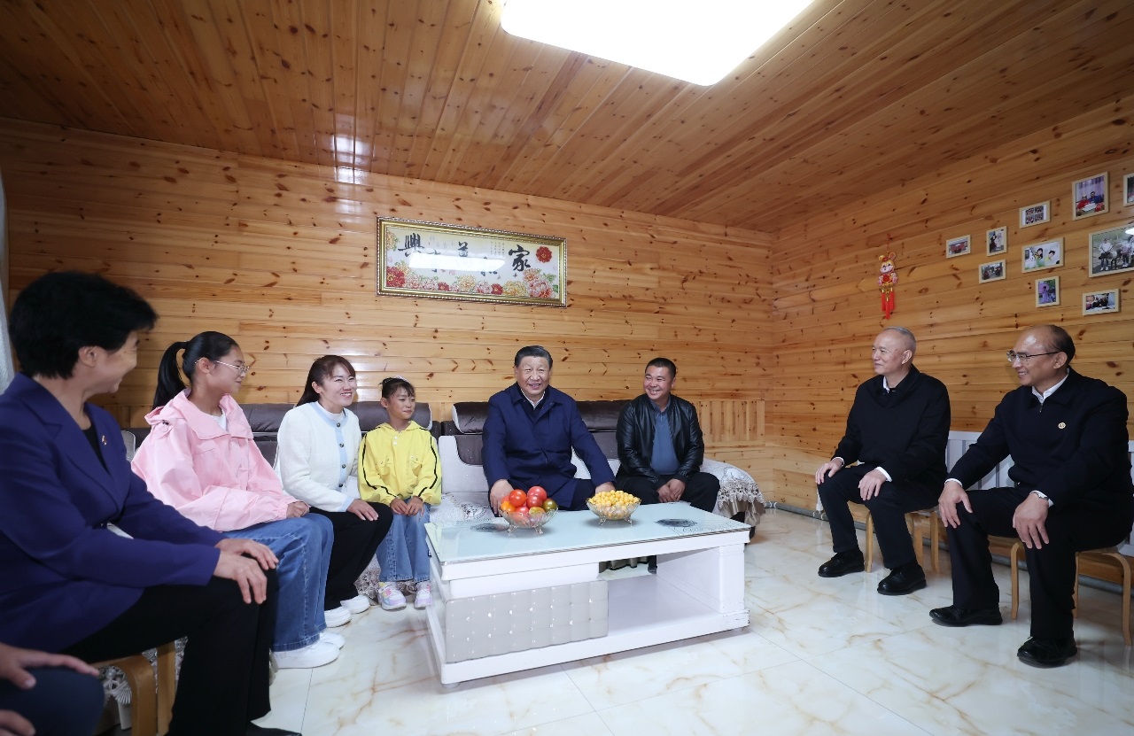 △2023年9月6日，習(xí)近平總書記在大興安嶺地區(qū)漠河市北極村同村民史瑞娟一家親切交談。
