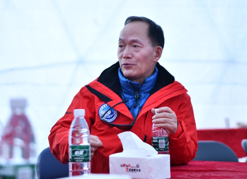 中國科學(xué)院院士、第二次青藏科考隊(duì)隊(duì)長姚檀棟在卓奧友峰登山大本營（9月29日攝）。新華社記者晉美多吉 攝