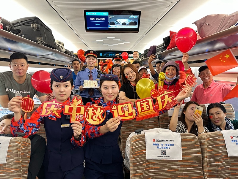 孫柄全與班組人員、旅客共同“慶中秋，迎國慶”。受訪者供圖