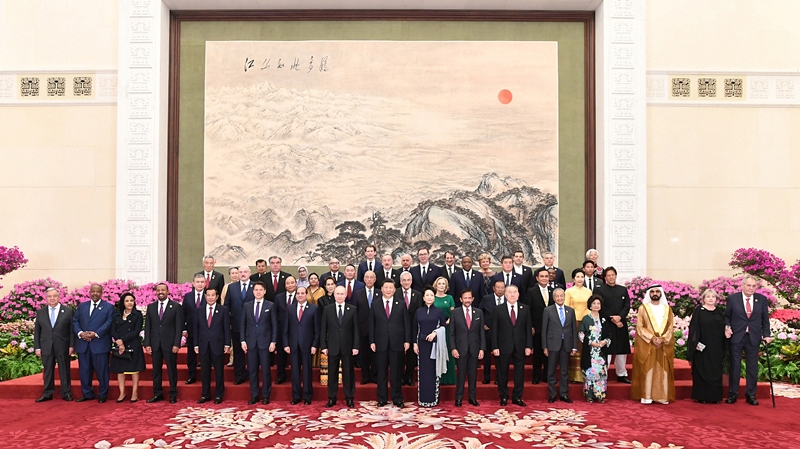 2019年4月26日，習(xí)近平主席和夫人彭麗媛在北京人民大會堂舉行宴會，歡迎出席第二屆“一帶一路”國際合作高峰論壇的外方領(lǐng)導(dǎo)人夫婦及嘉賓。這是習(xí)近平和彭麗媛同外方領(lǐng)導(dǎo)人夫婦及嘉賓合影留念。