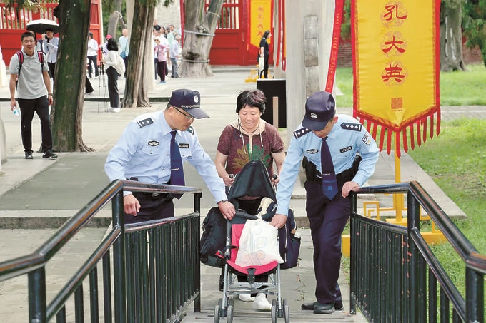 三孔派出所民警貼心幫助游客。胡勇攝
