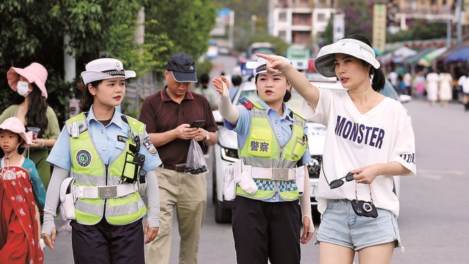 女子中隊隊員在小七孔景區(qū)給游客指路。莫玄毅攝