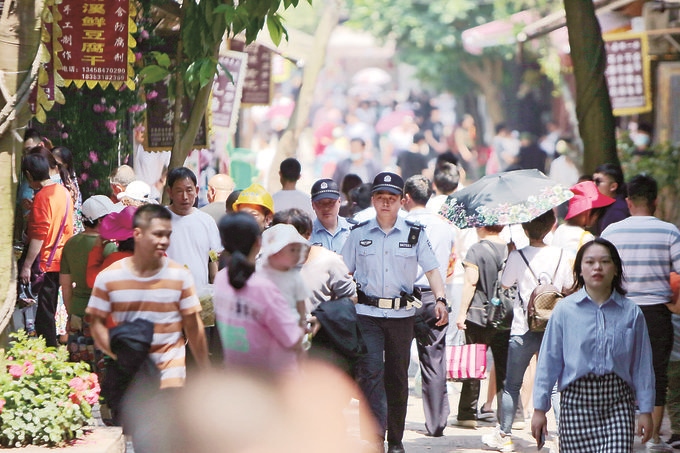 李莊派出所民警在古鎮(zhèn)景區(qū)巡邏。胡澎攝