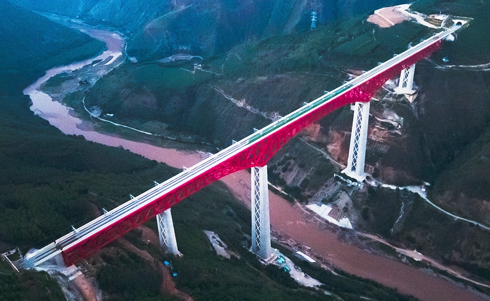 中老鐵路首發(fā)列車駛過中國云南省元江哈尼族彝族傣族自治縣境內(nèi)的元江雙線特大橋（2021年12月3日攝，無人機(jī)照片）。